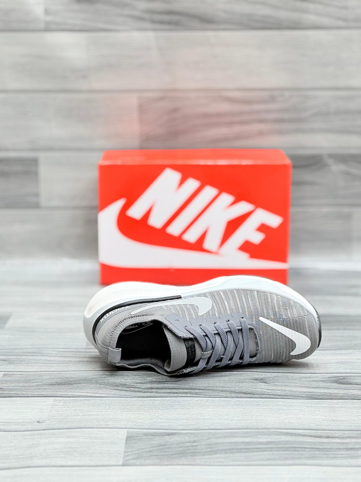 Nike Invincible Gray