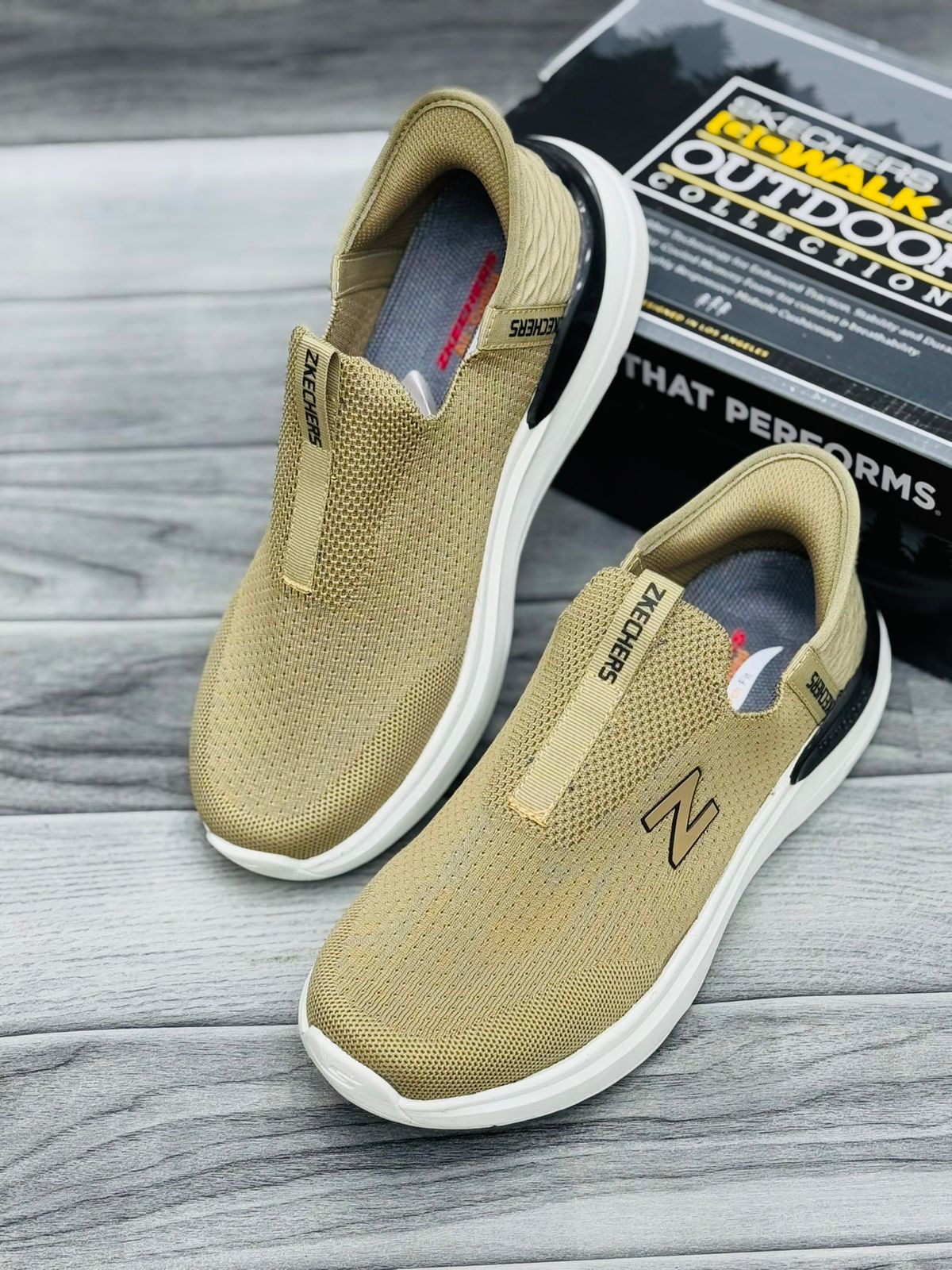 Z Skechers HyperBrust Beige